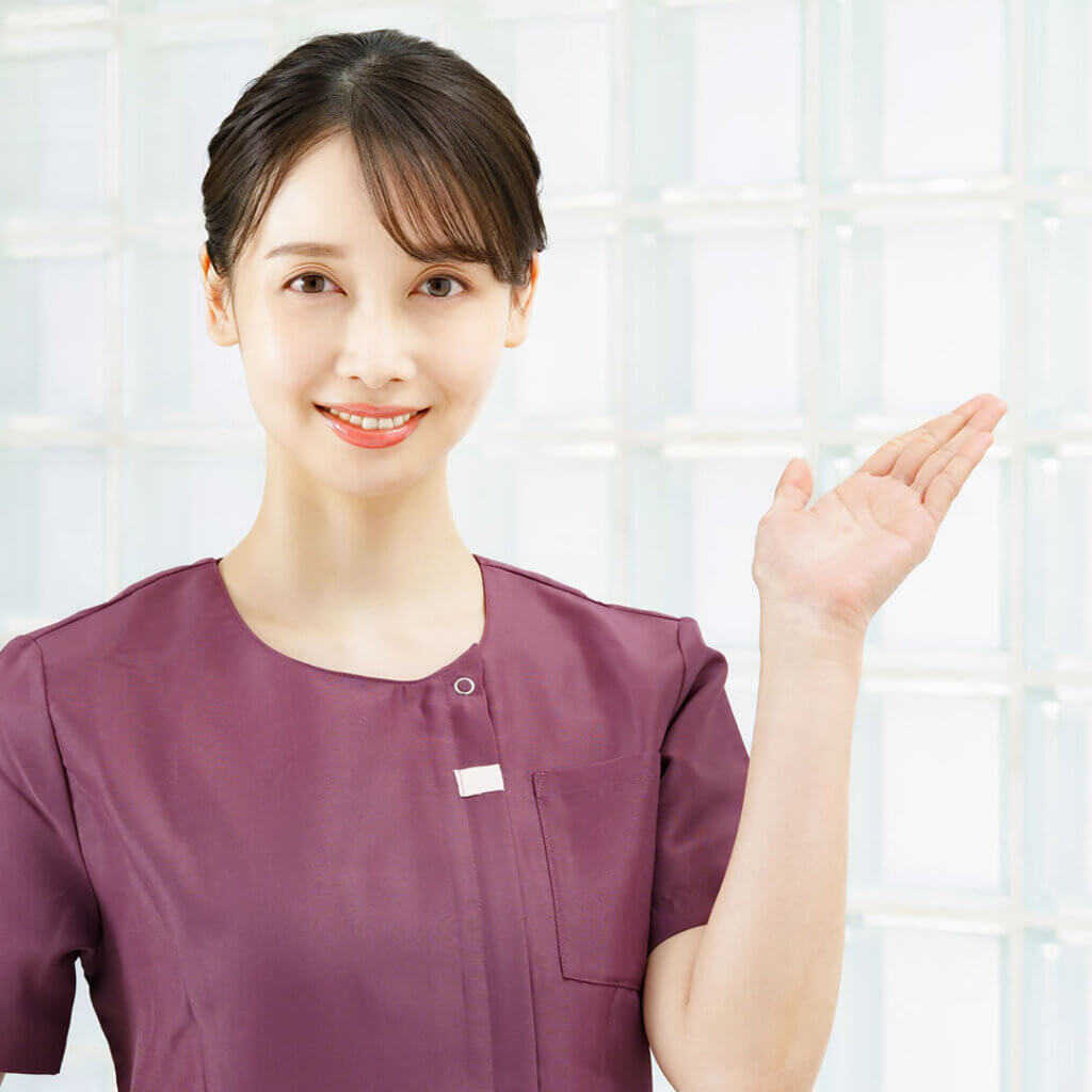 アートメイクとタトゥーの違いについて説明している看護師