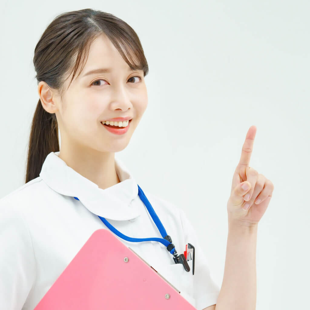 若返り施術の種類を説明している看護師