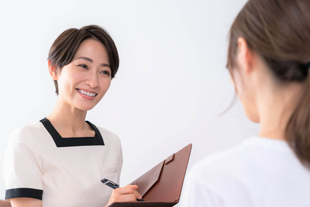 カウンセリングをしている女性看護師
