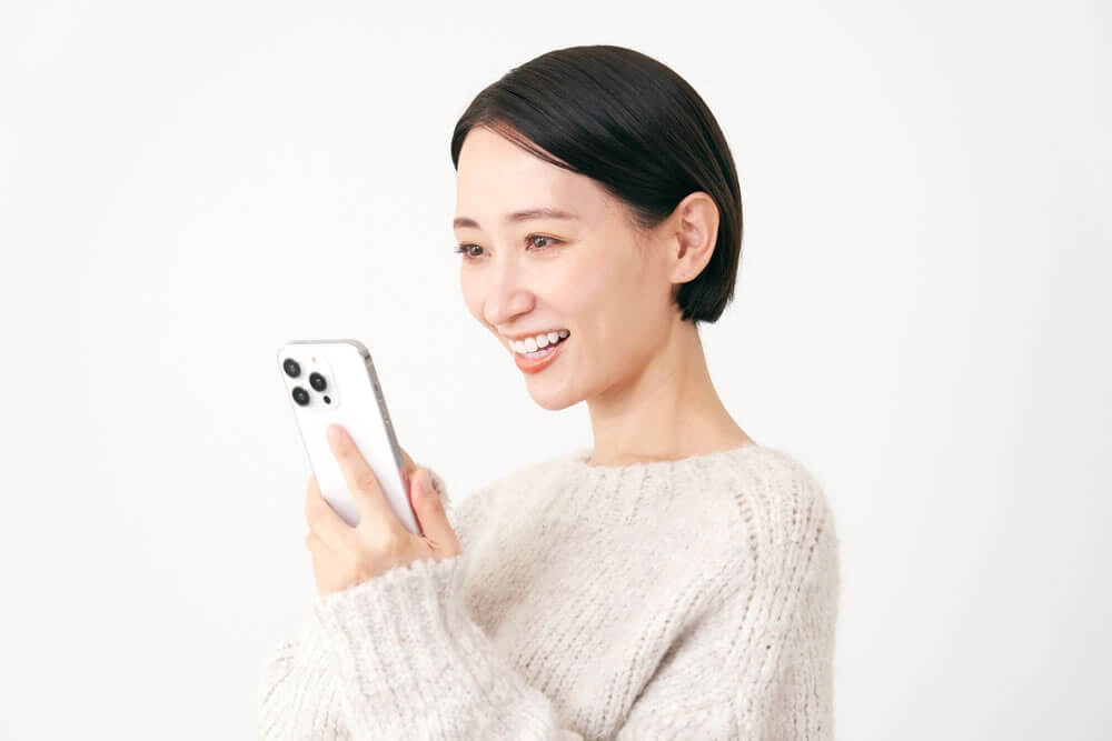 スマホで口コミを確認している女性