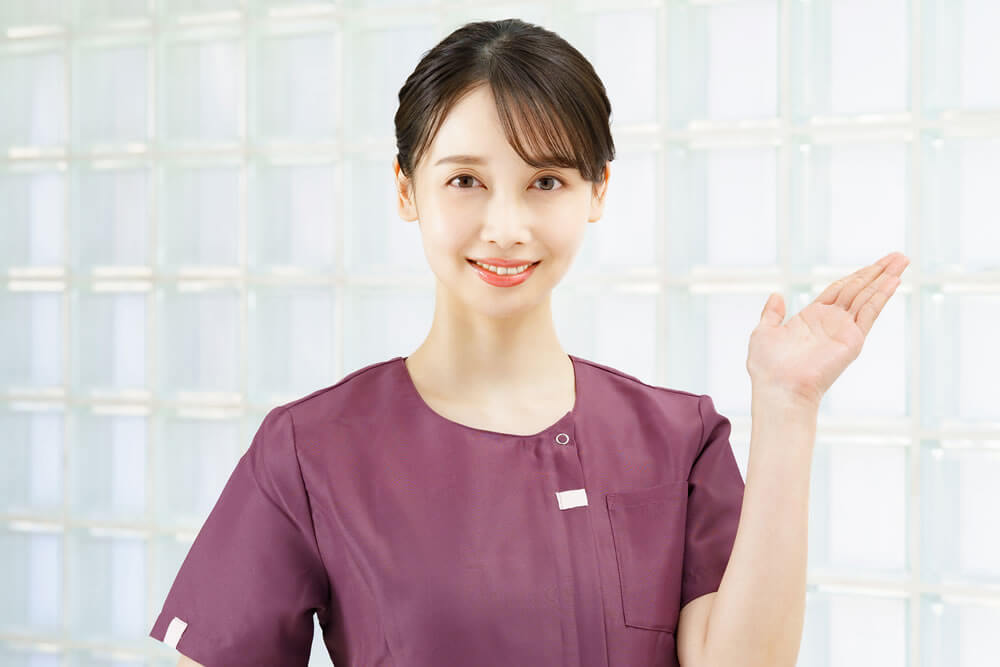 ミラドライについて説明する看護師