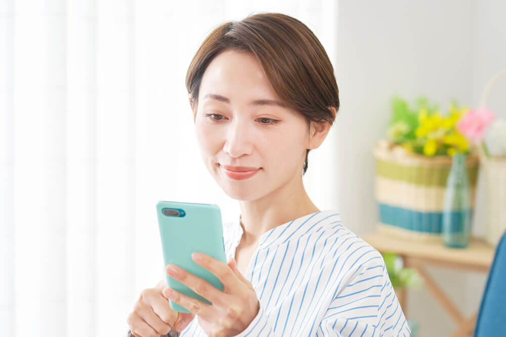 保険適用か調べていいる女性