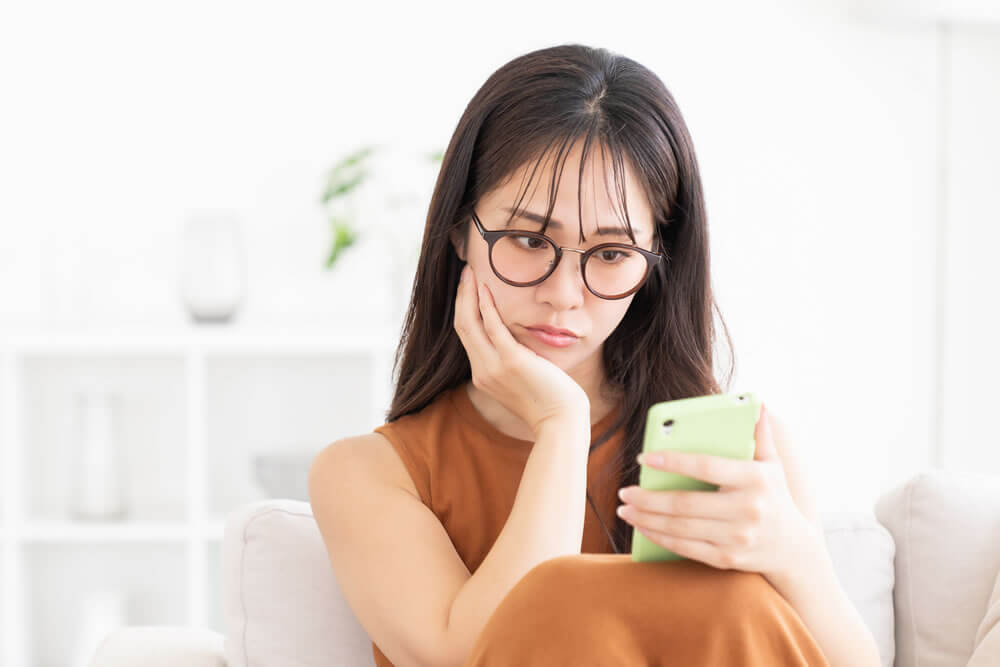 口コミの確認をしている女性