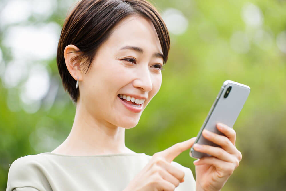口コミを調べている女性