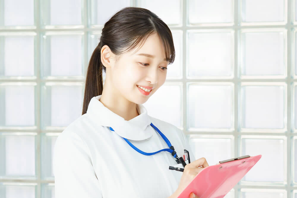 鹿児島で眼瞼下垂の名医を探すポイントを説明する看護師