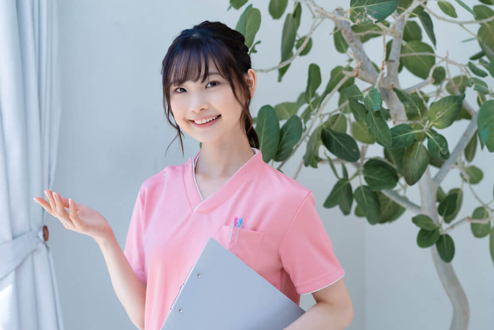糸リフトを名医に任せた方がいい理由について説明している看護師