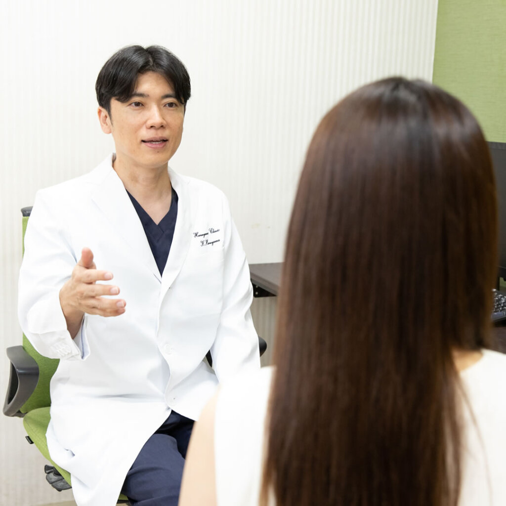 いぼ治療のカウンセリングをしている医師