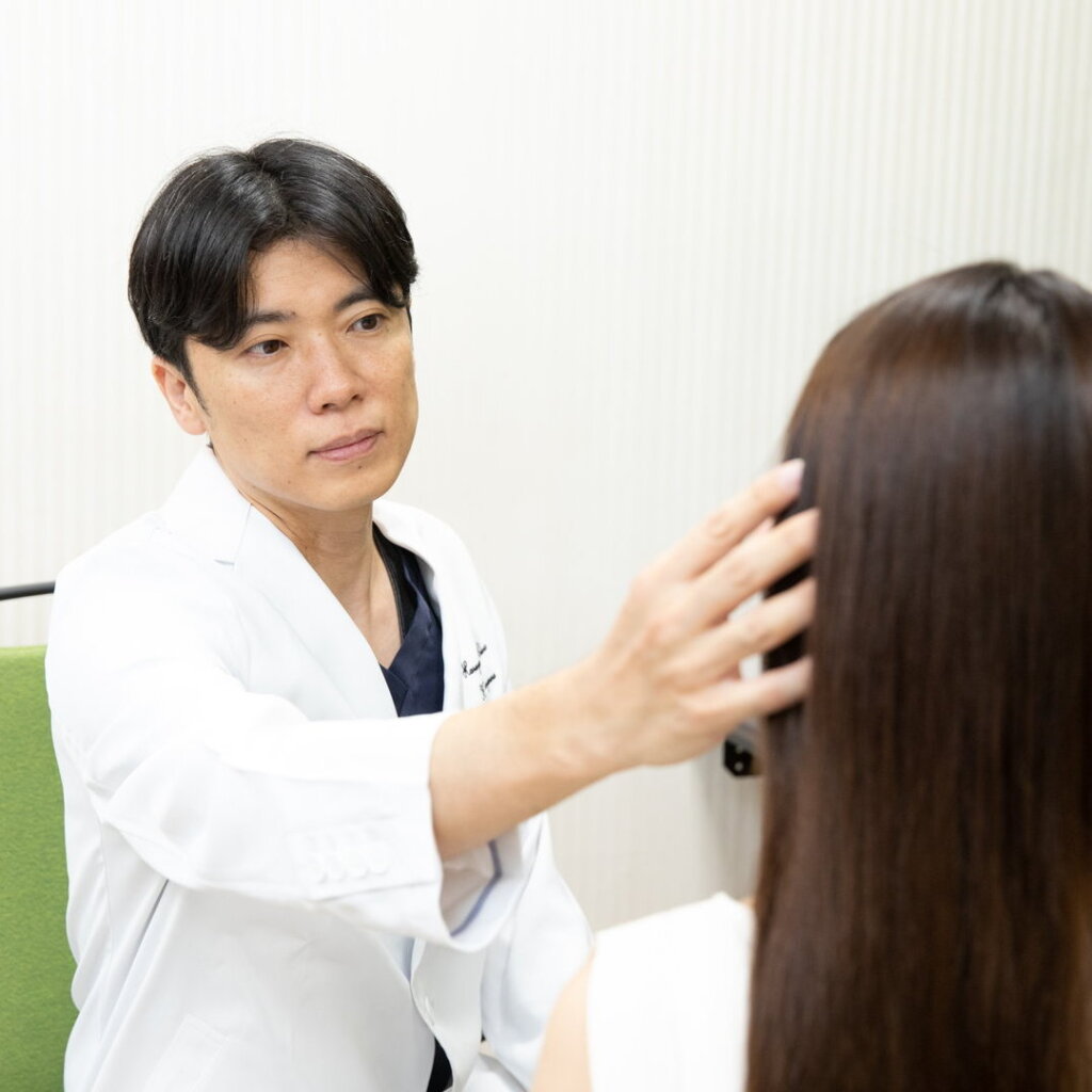 フェイスリフト手術の診察をしている様子
