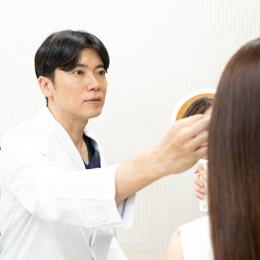 下眼瞼皮膚切除の診察の様子