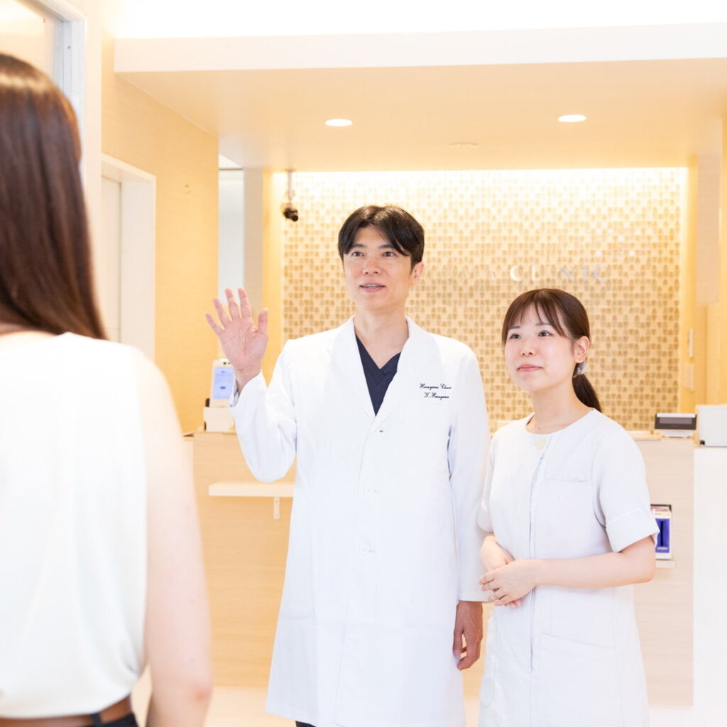 出口でお見送りをしている医師と看護師