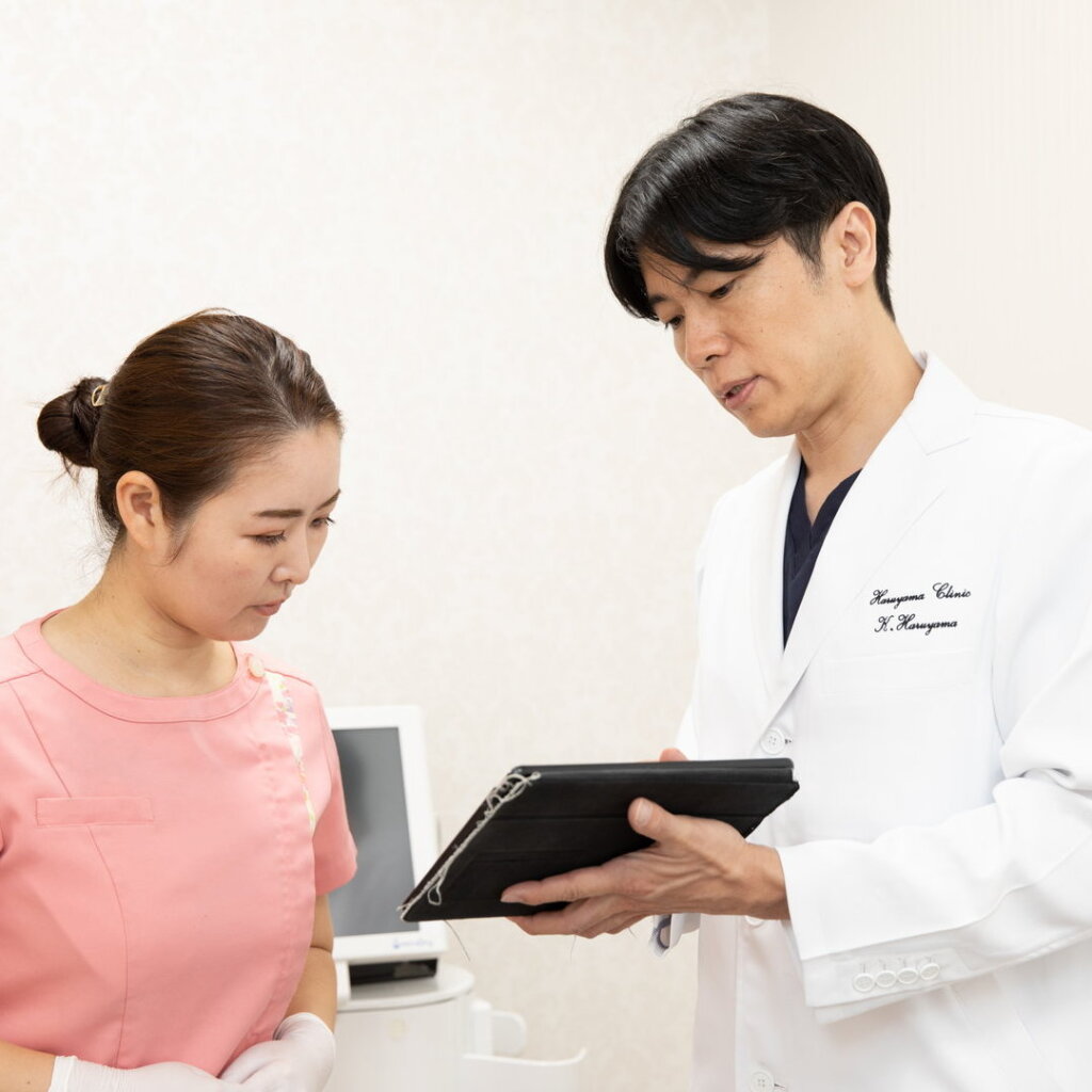医師と看護師が話しているところ