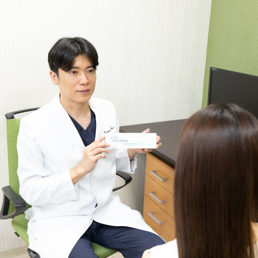 唇のヒアルロン酸の診察の様子