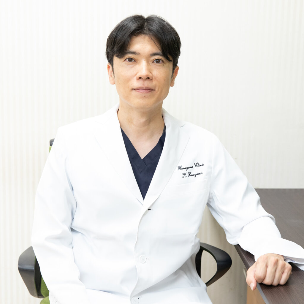 眼瞼下垂の説明をしている医師