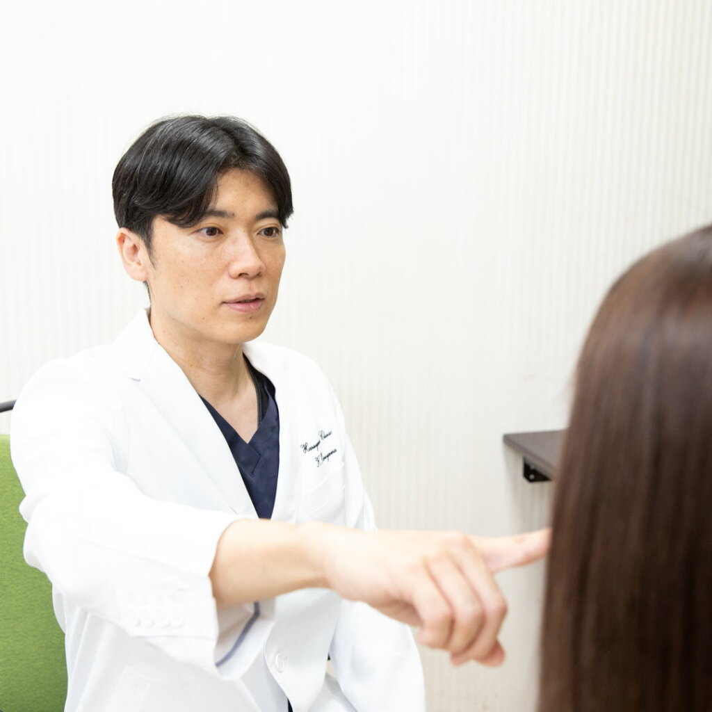 経結膜脱脂の診察の様子