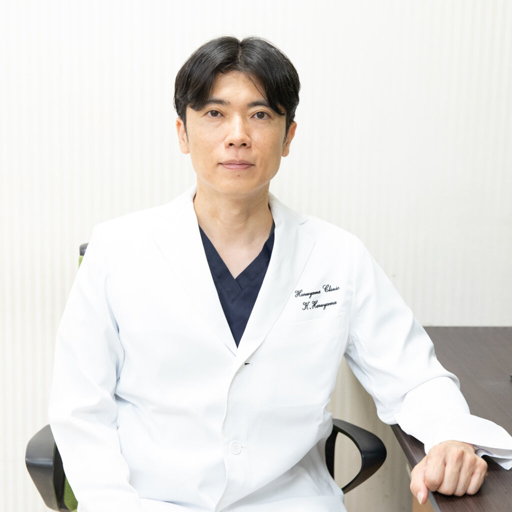 鹿児島でヒアルロン酸注入ができるクリニックを選ぶポイントの説明をしている医師