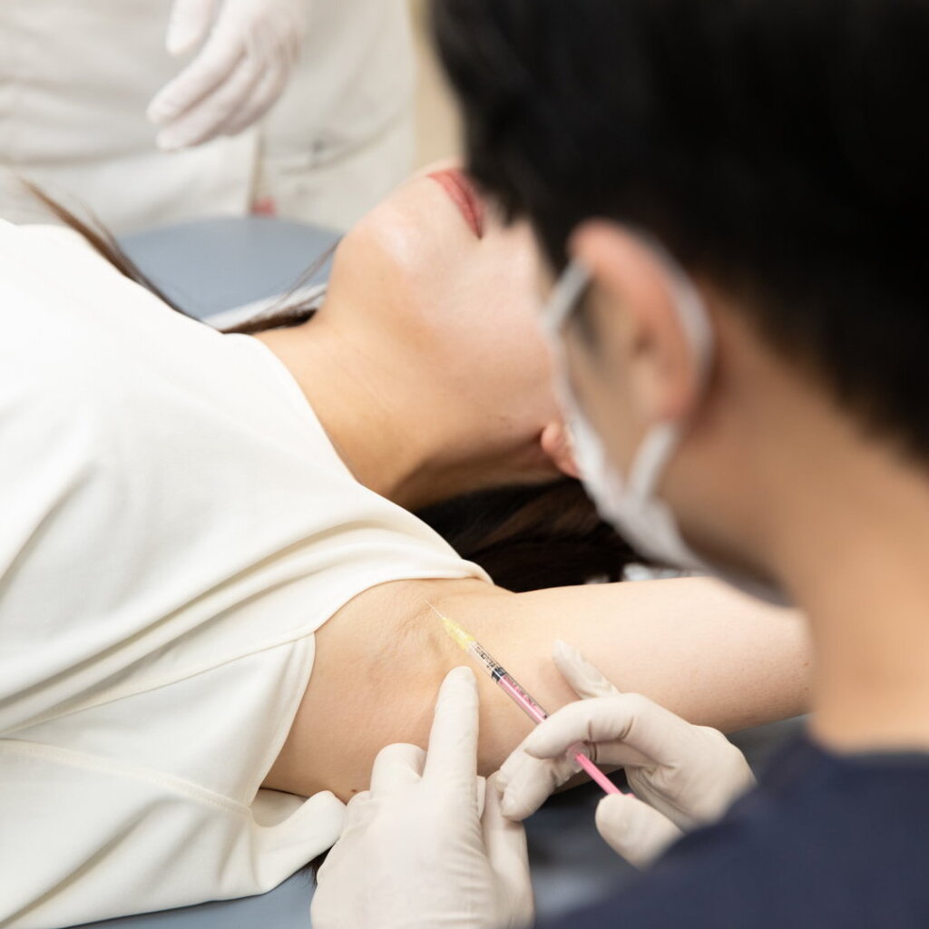 脇汗のボトックス注射をしている様子