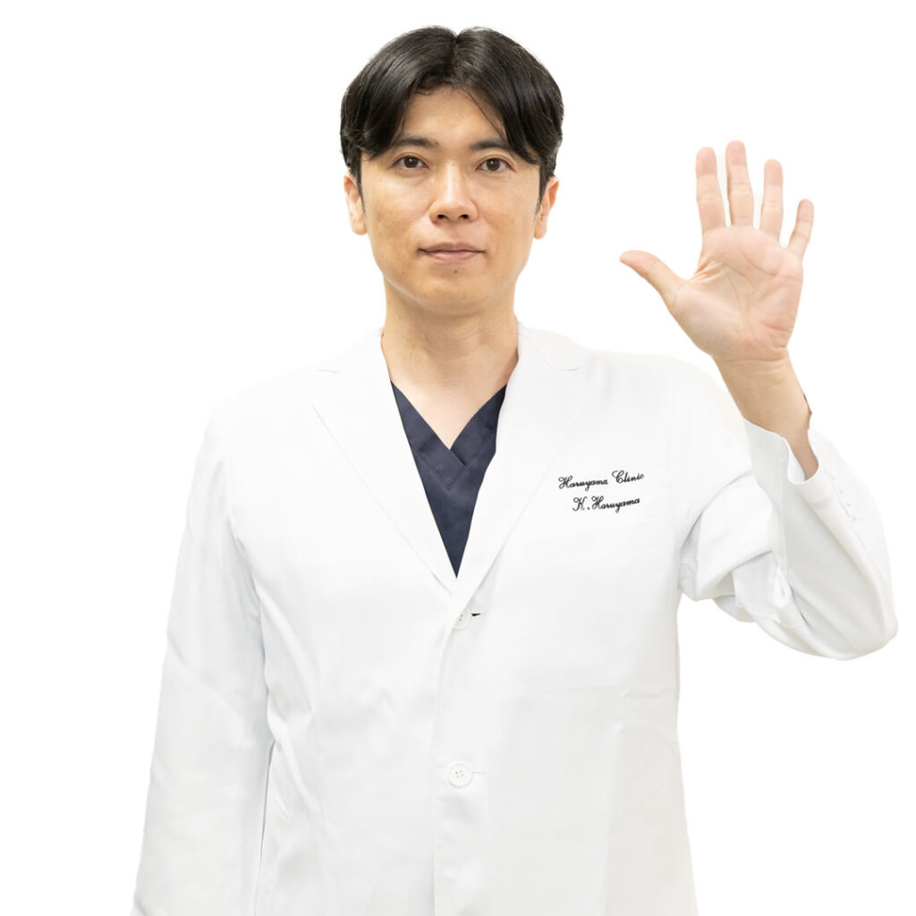 おすすめの方を説明している美容外科医