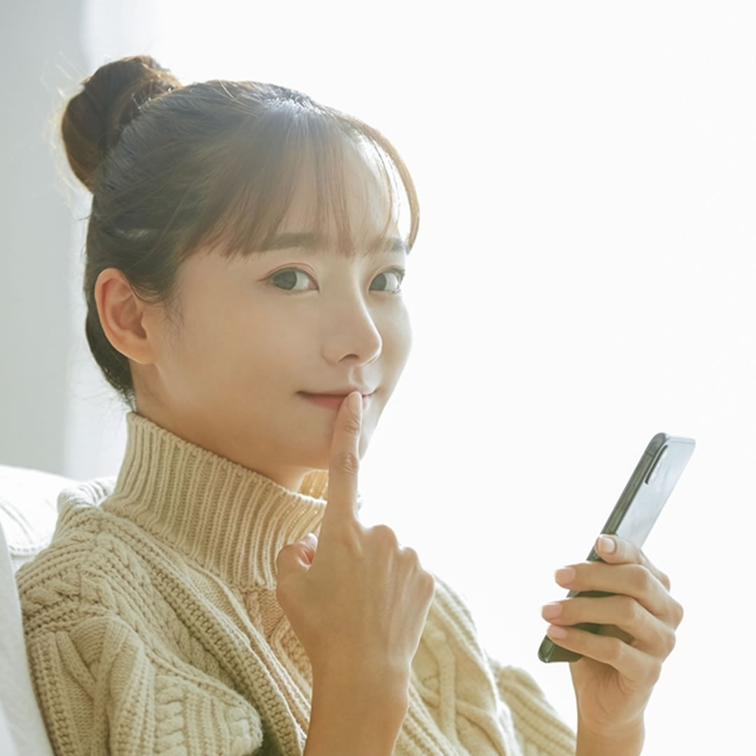 ミラドライ治療を受けるクリニックを選んでいる女性