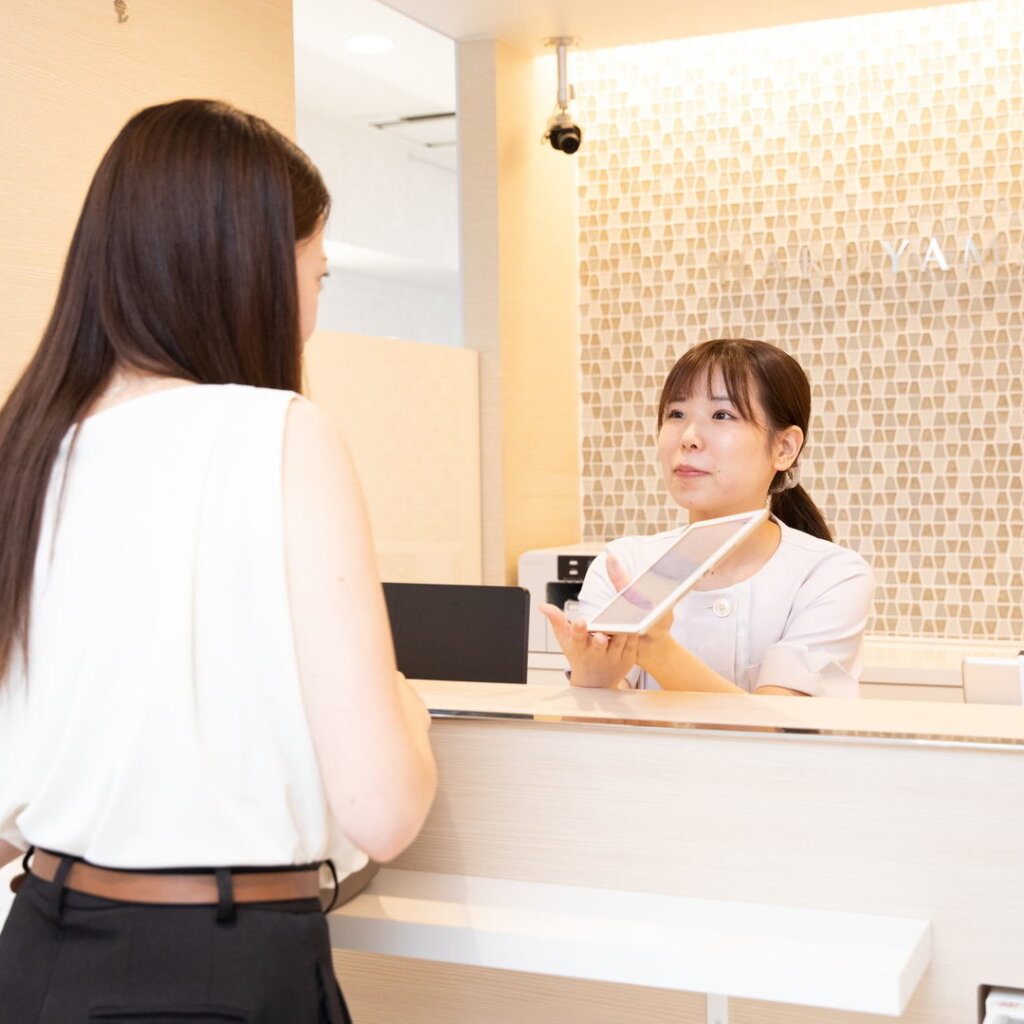 鹿児島の美容外科で予約の案内をしているスタッフ