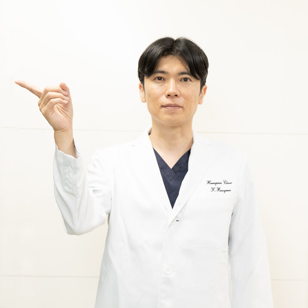 お勧めの方を説明している医師