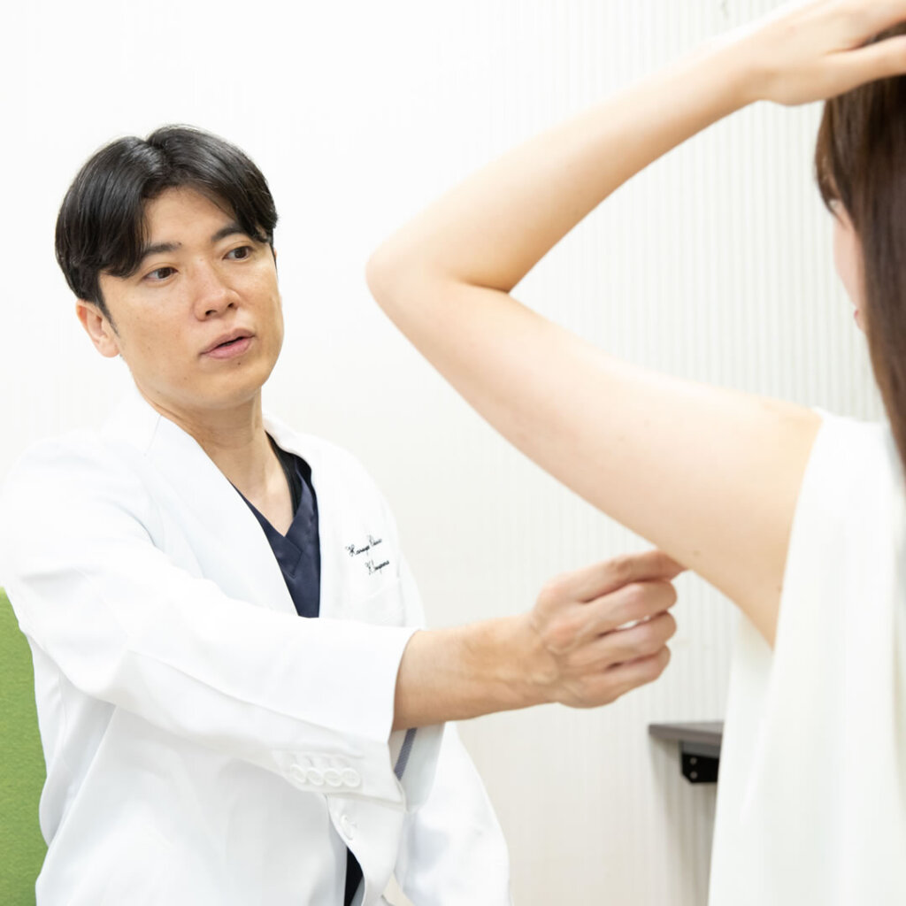 わきが治療の説明をしている医師