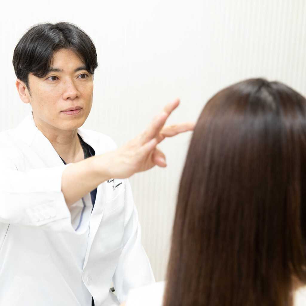 カウンセリングで施術の説明をしている医師