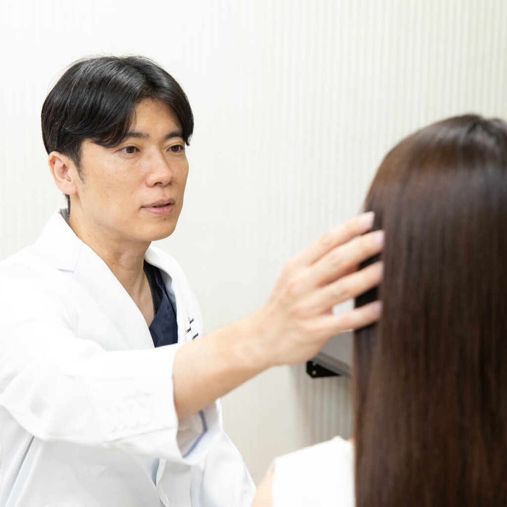 カウンセリングで説明している医師