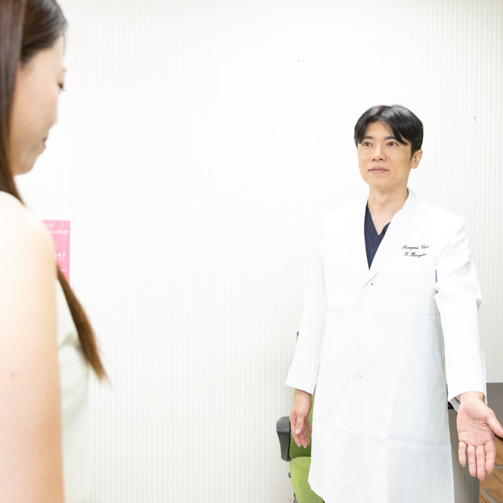 カウンセリングの案内をしている医師