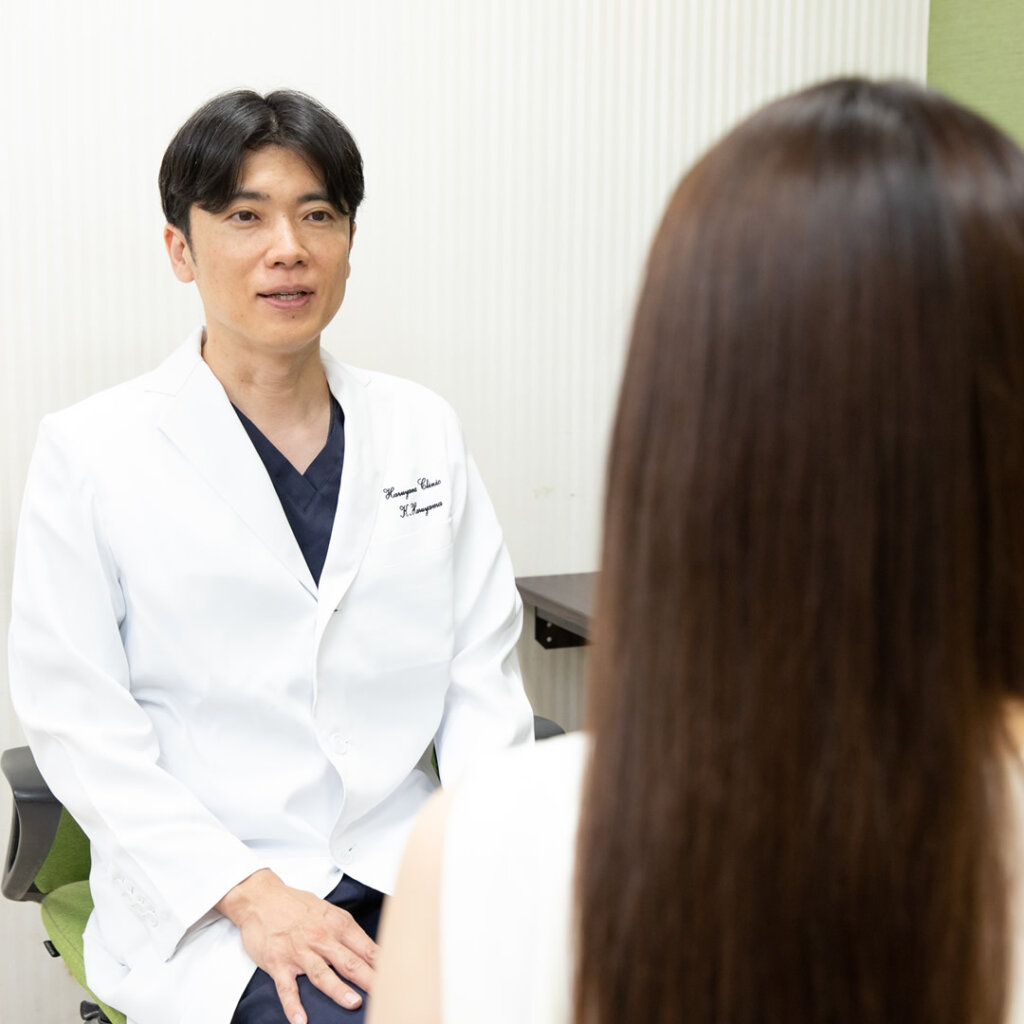 カウンセリングをしている医師