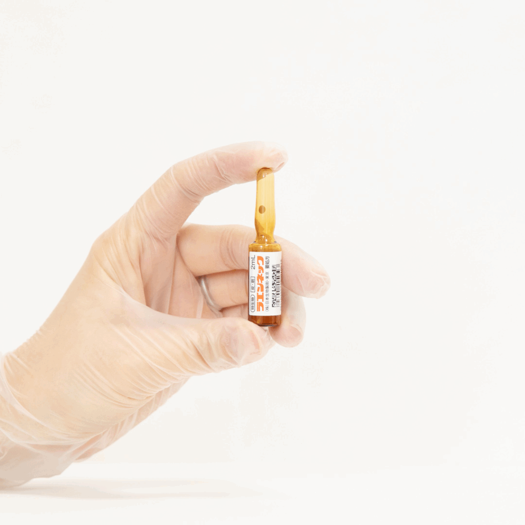 プラセンタの製剤を手に持っているところ