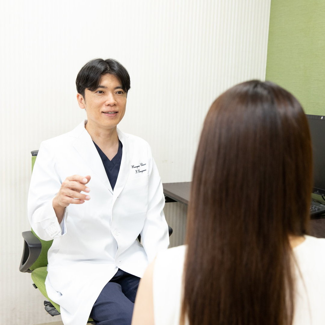 ニキビのカウンセリングをしている春山医師