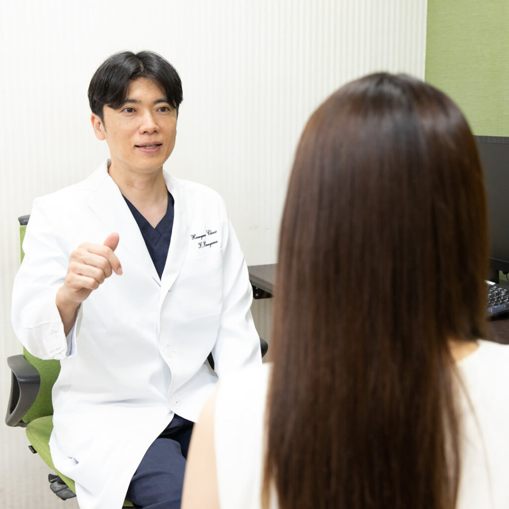 手術のカウンセリングをしている医師
