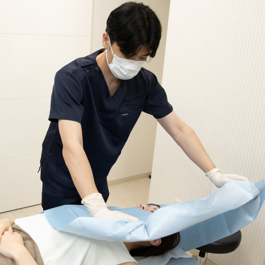手術の準備をしている医師