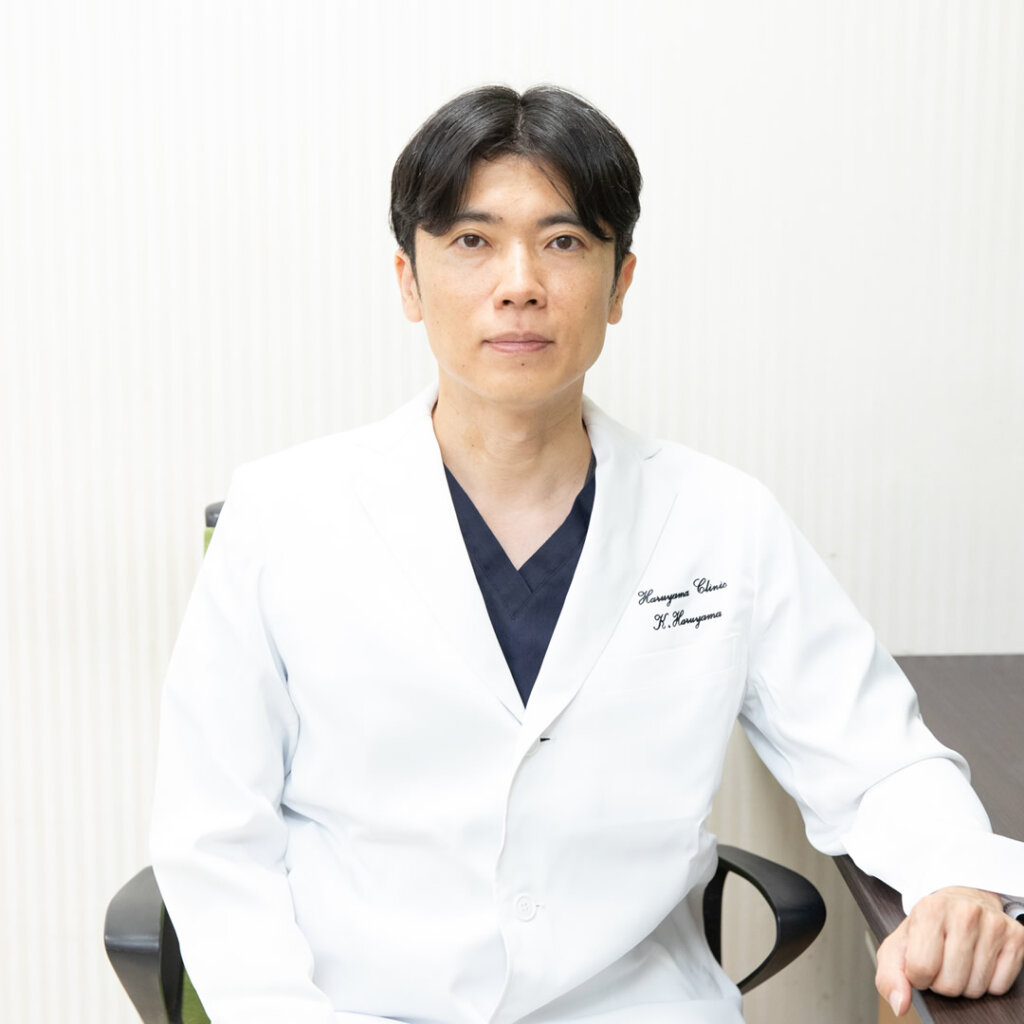 形成外科と美容外科の違いを説明している看護師