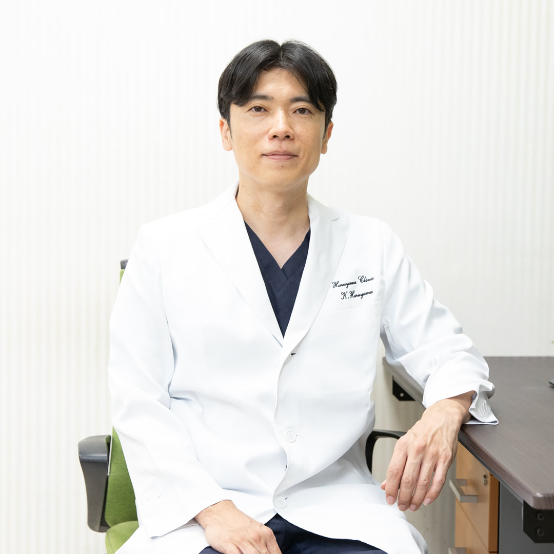 施術の説明をしている医師