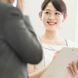 ニキビのカウンセリングをしている看護師